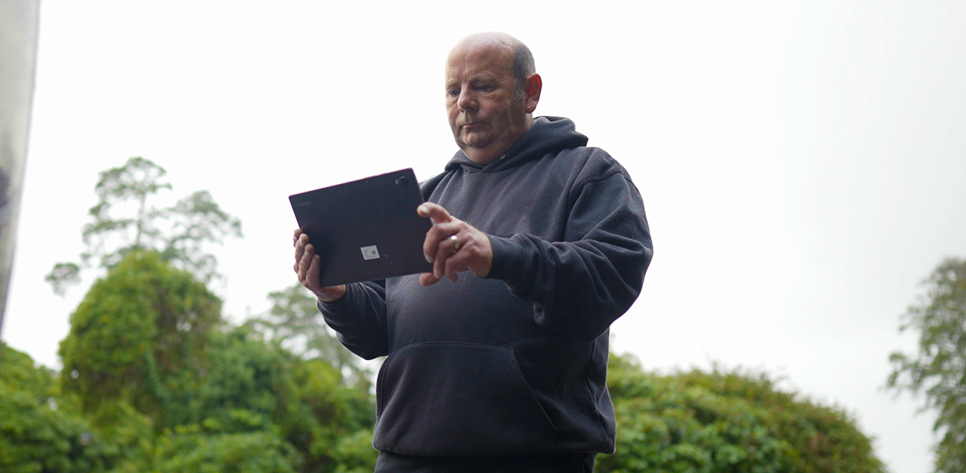 Online Repair Tracking Mobile technician using his tablet